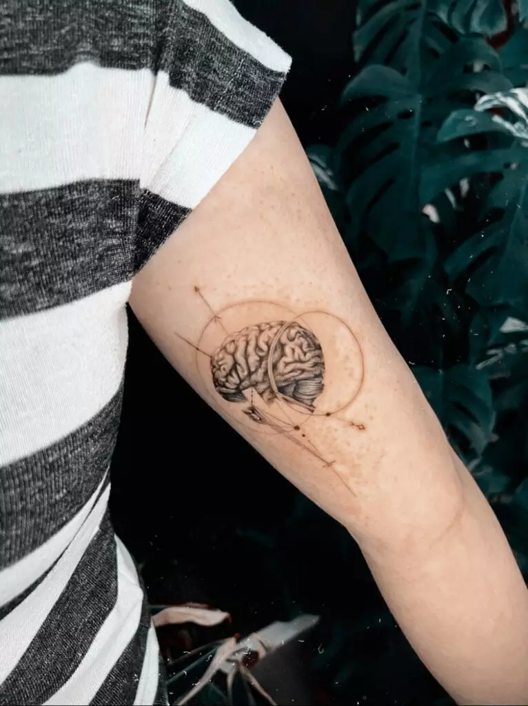 mikro-realismus-gehirn-tattoo