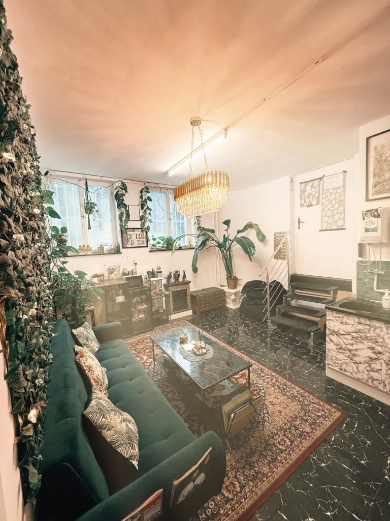 Omega Tattoo Wartezimmer